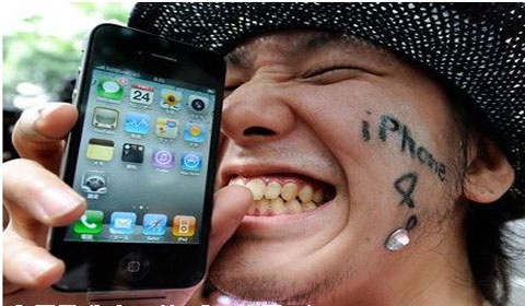 iPhone 4 are probleme cu semnalul din cauza ... utilizatorilor !?